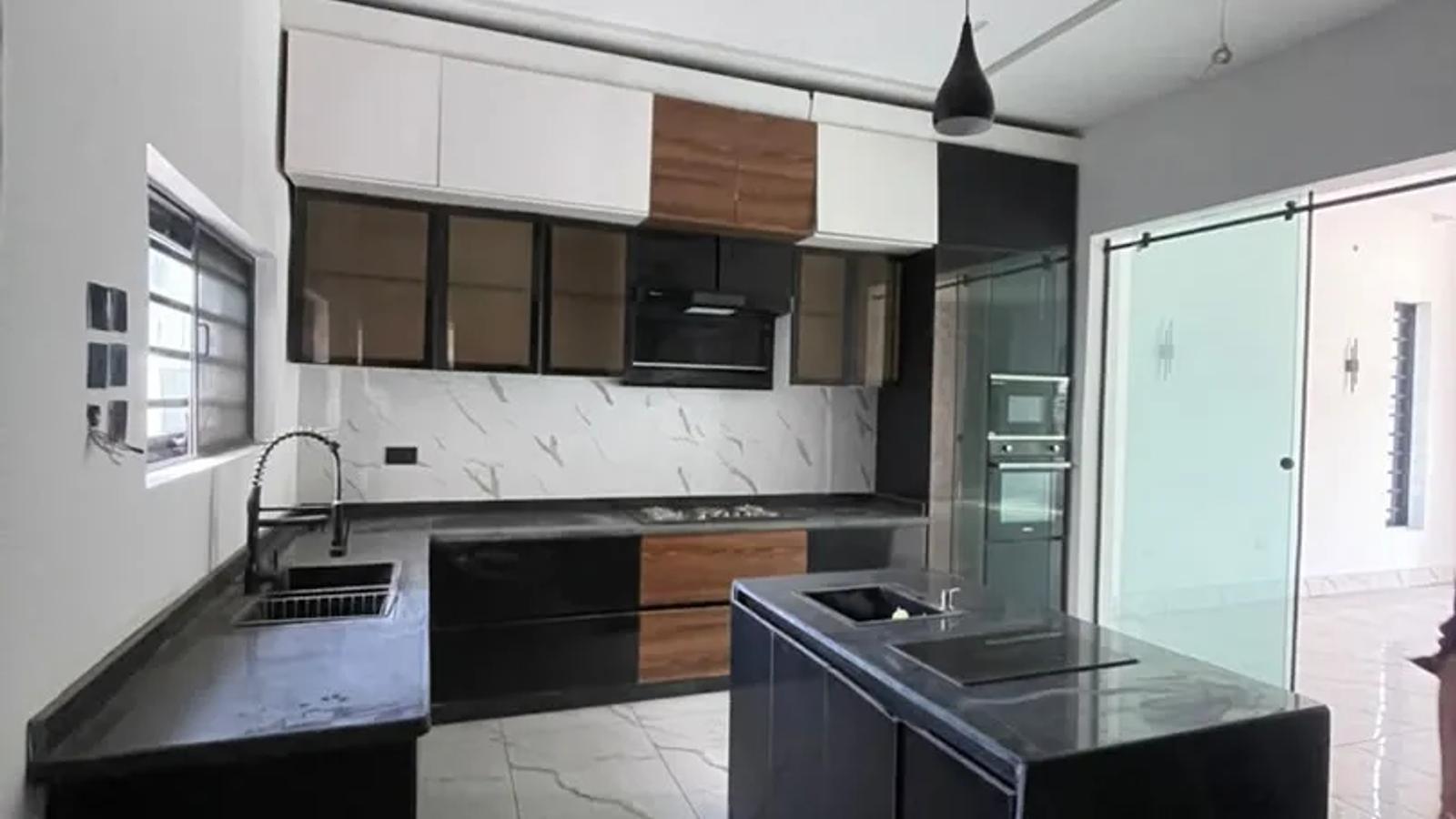 6 Bedroom Fully Detached Duplex