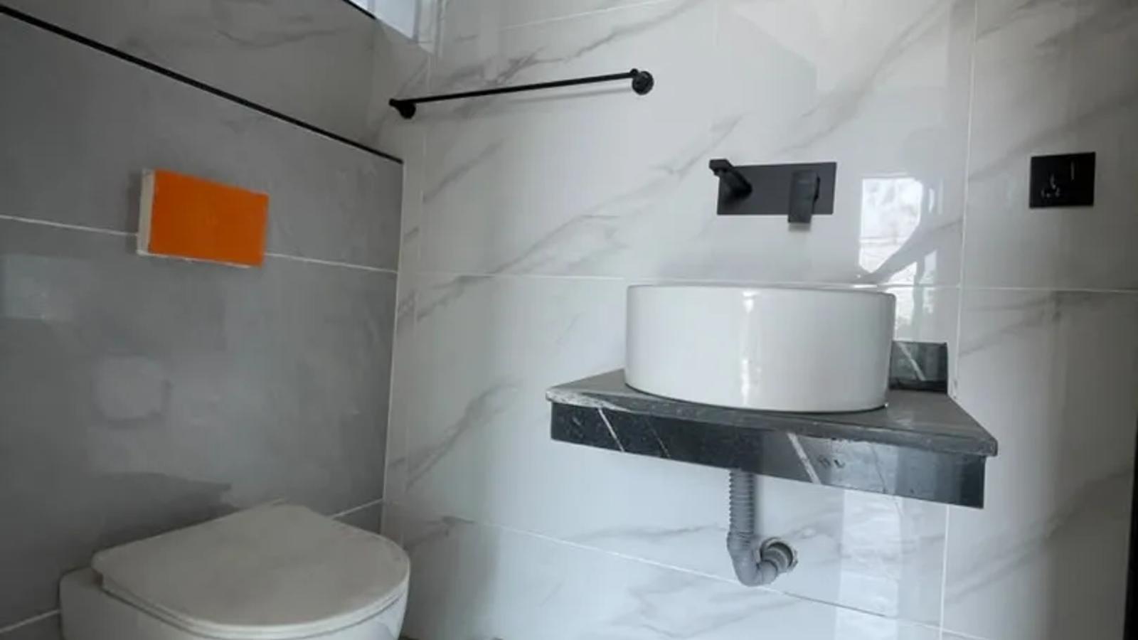 6 Bedroom Fully Detached Duplex