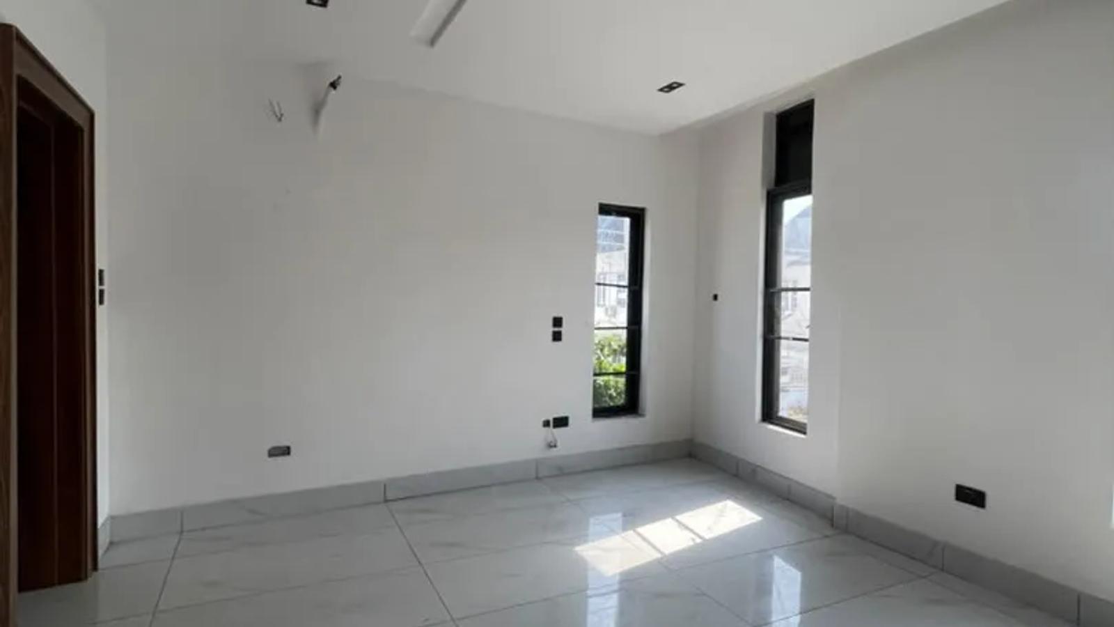 6 Bedroom Fully Detached Duplex