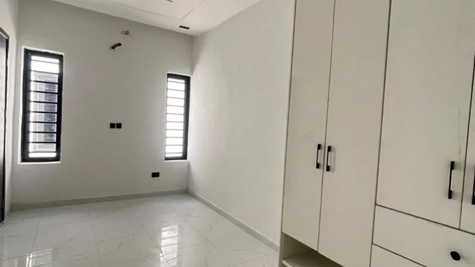 4 BEDROOM FULLY DETACHED DUPLEX
