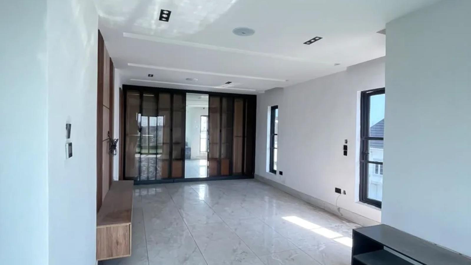 6 Bedroom Fully Detached Duplex