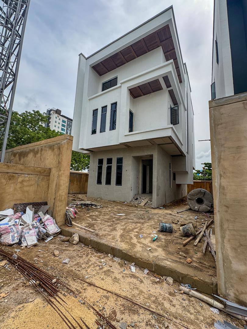 6 Bedroom Fully Detached Duplex