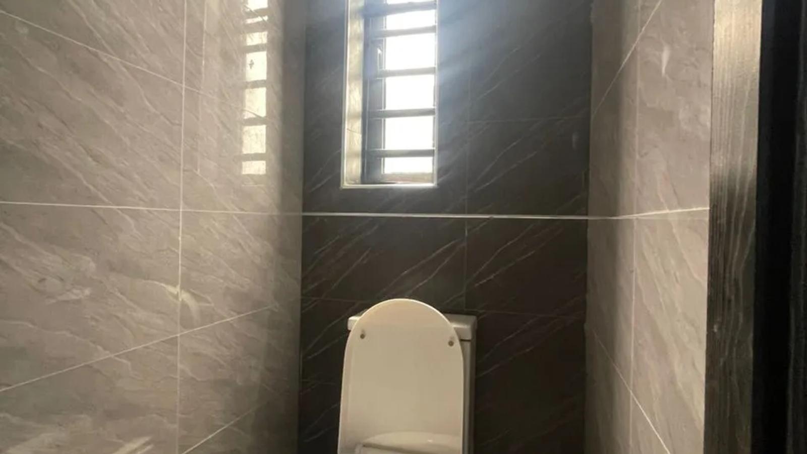 6 Bedroom Fully Detached Duplex