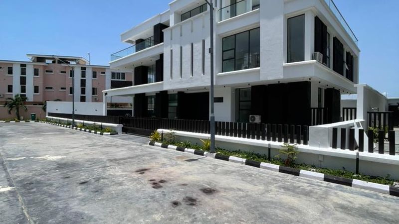 5 Bedroom Fully Detached Duplex