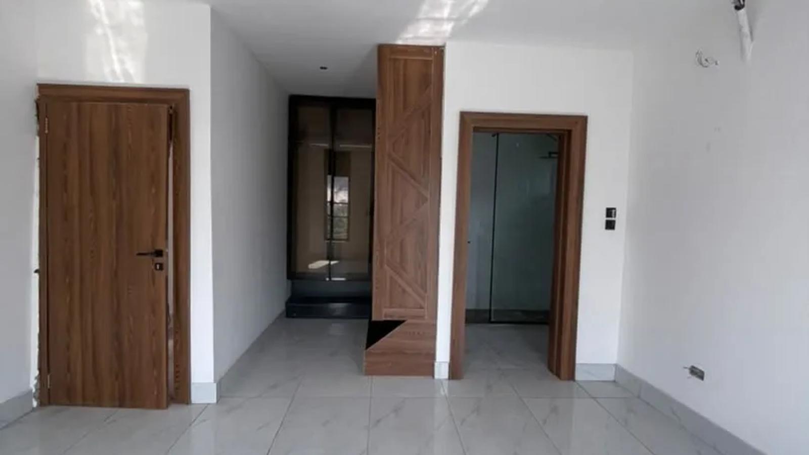 6 Bedroom Fully Detached Duplex