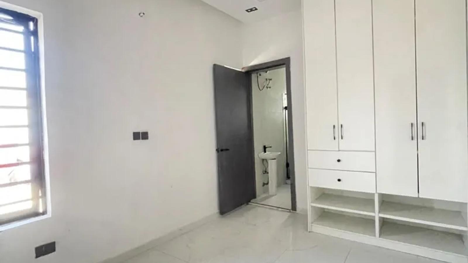 4 BEDROOM FULLY DETACHED DUPLEX