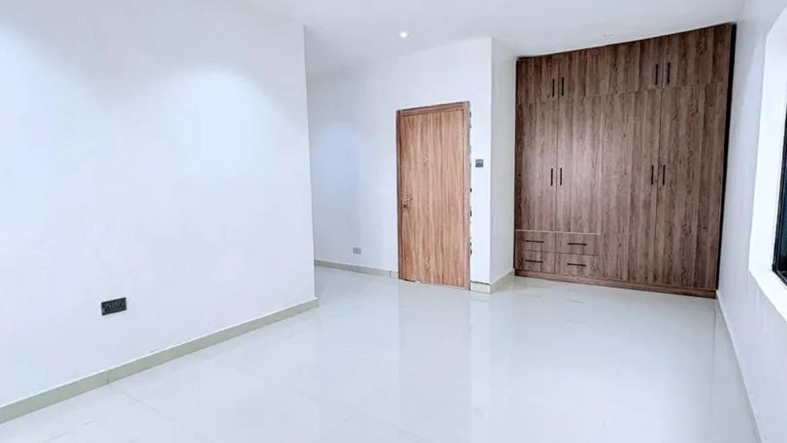 5 Bedroom Fully Detached Duplex