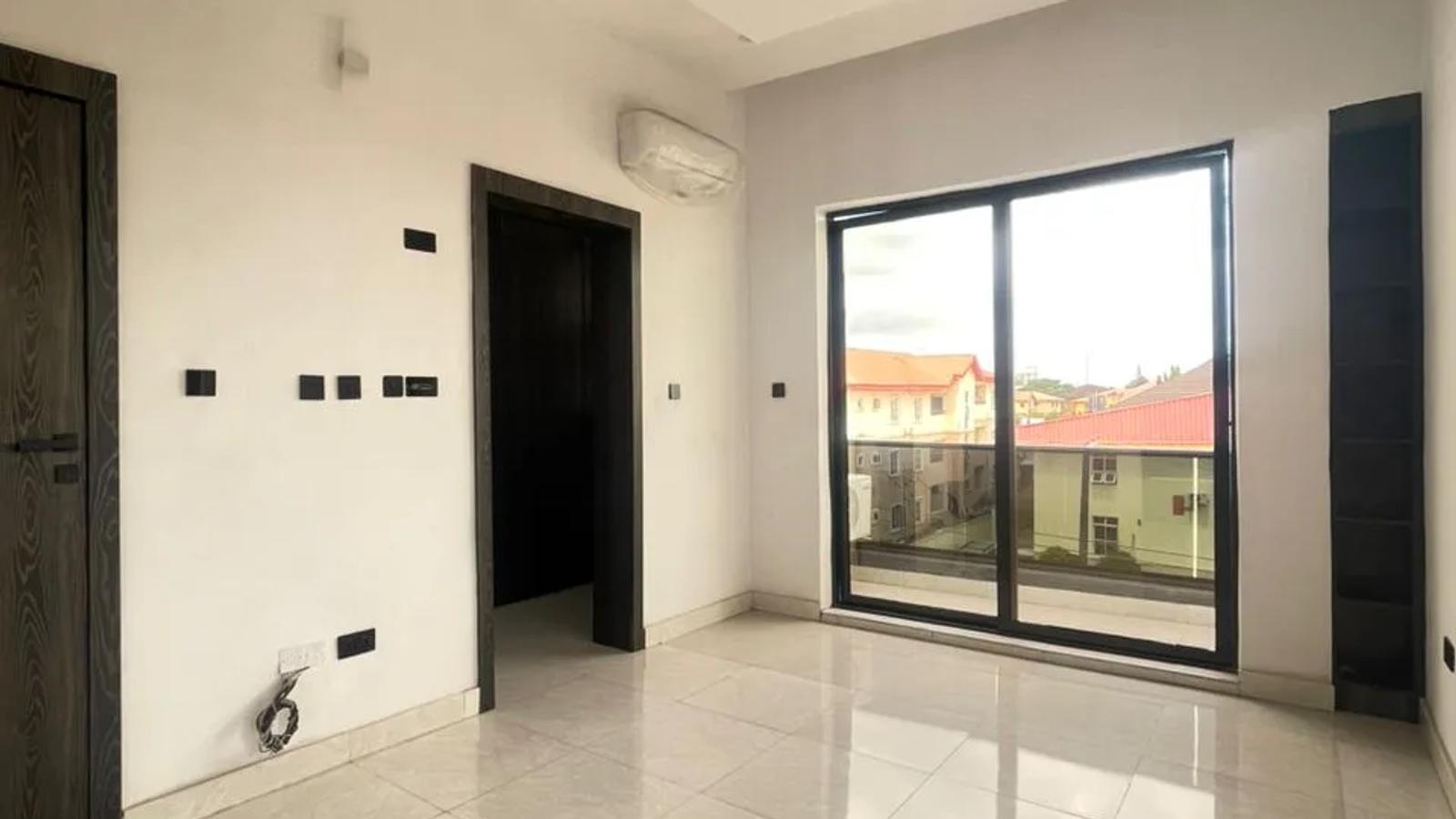 6 Bedroom Fully Detached Duplex