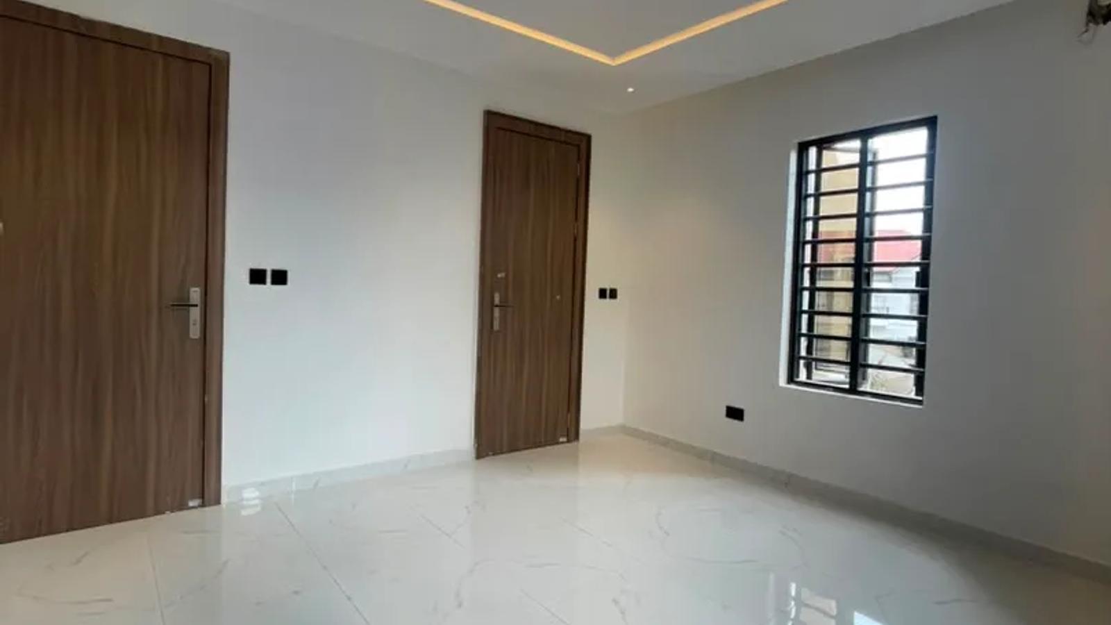 4 BEDROOM FULLY DETACHED DUPLEX