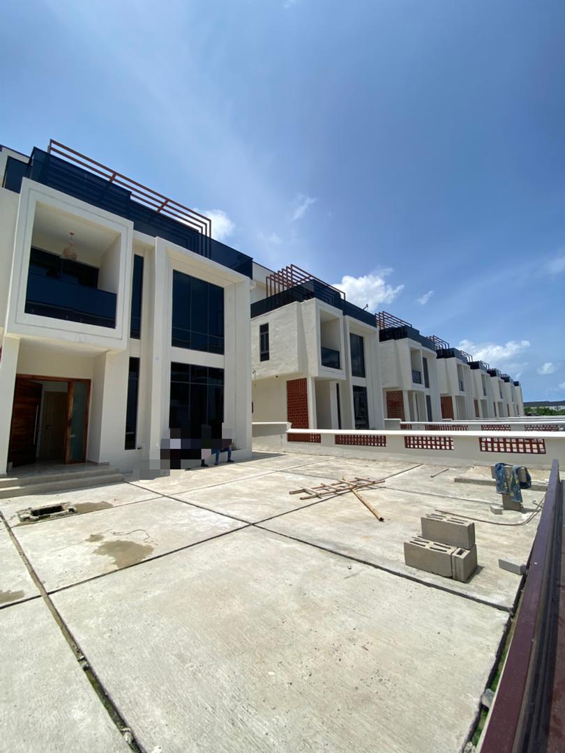 6 Bedroom Fully Detached Duplex