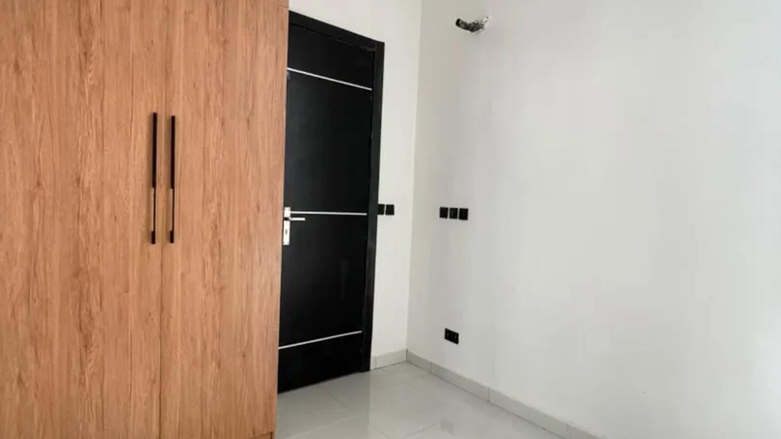 4 BEDROOM FULLY-DETACHED DUPLEX WITH BQ