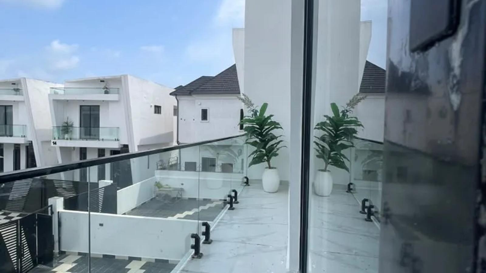 4 BEDROOM FULLY-DETACHED DUPLEX WITH BQ
