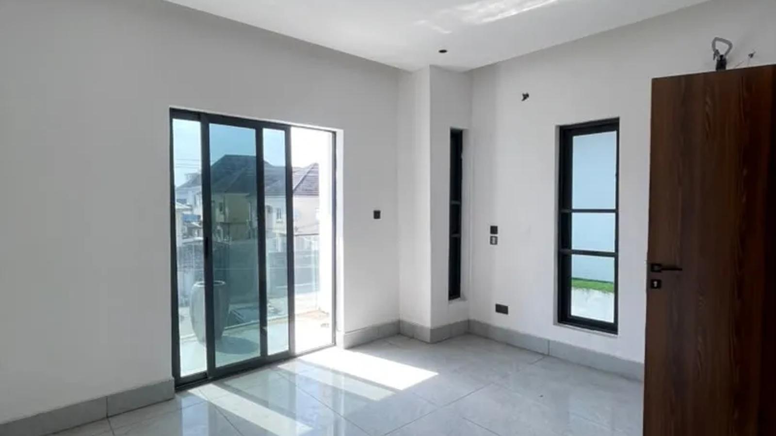 6 Bedroom Fully Detached Duplex