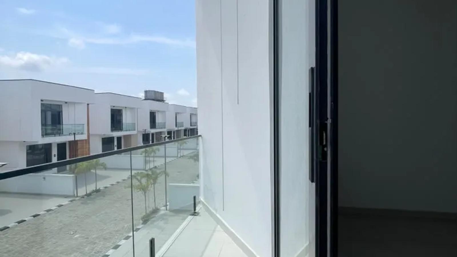 4 BEDROOM FULLY-DETACHED DUPLEX WITH BQ