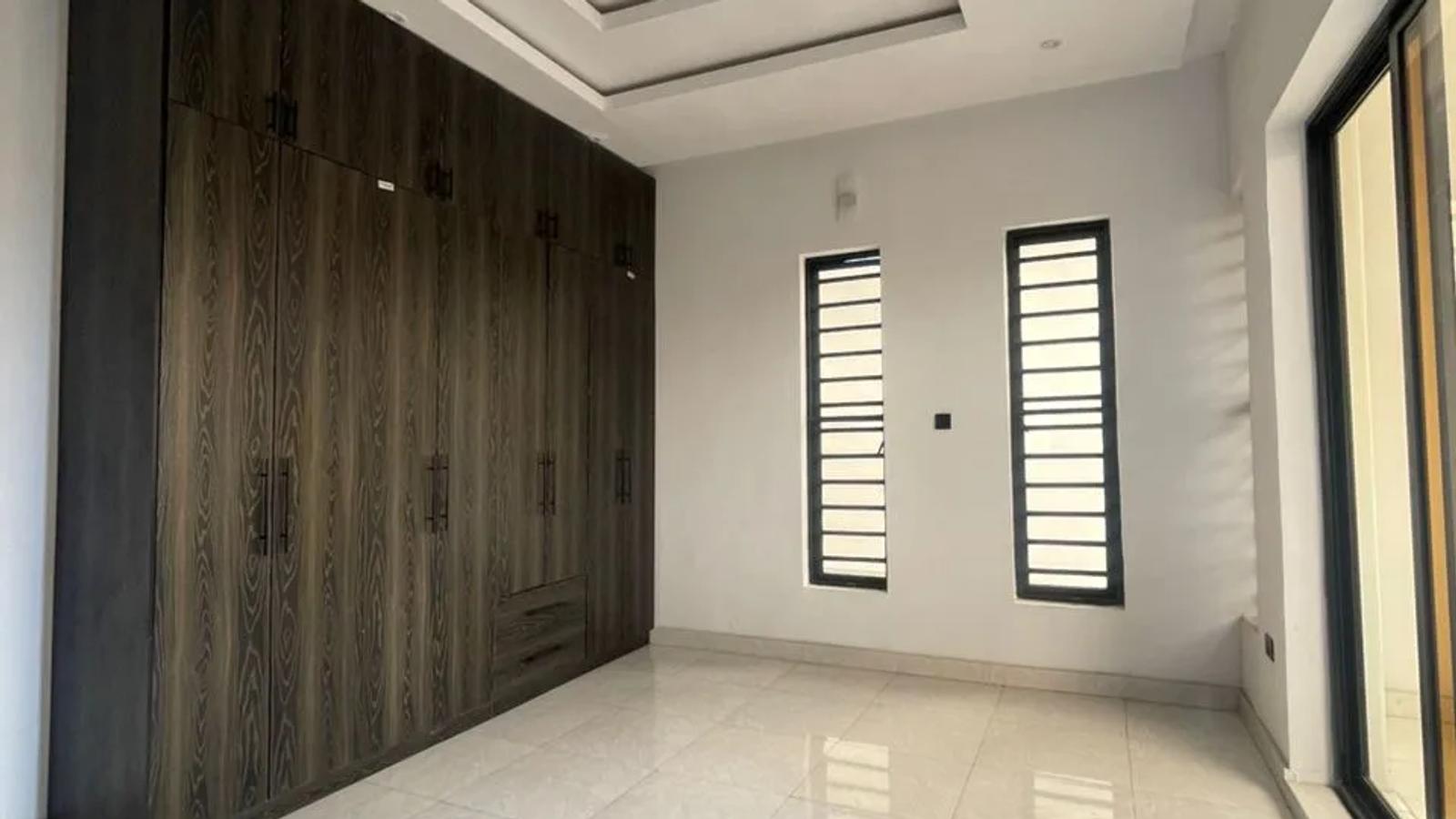 6 Bedroom Fully Detached Duplex