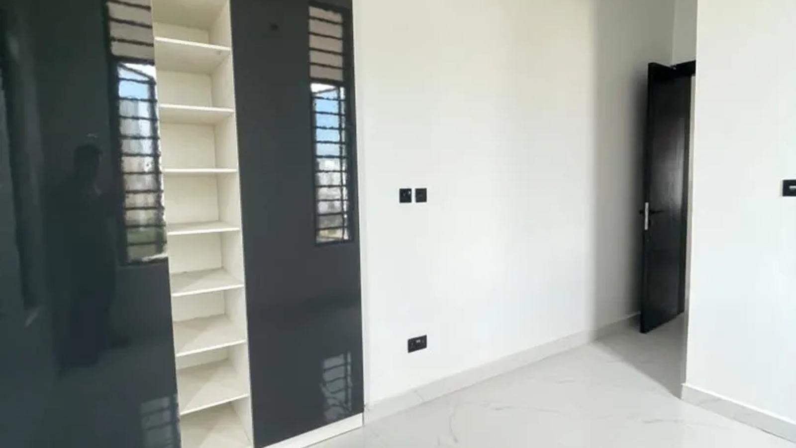 5 Bedroom Fully Detached Duplex