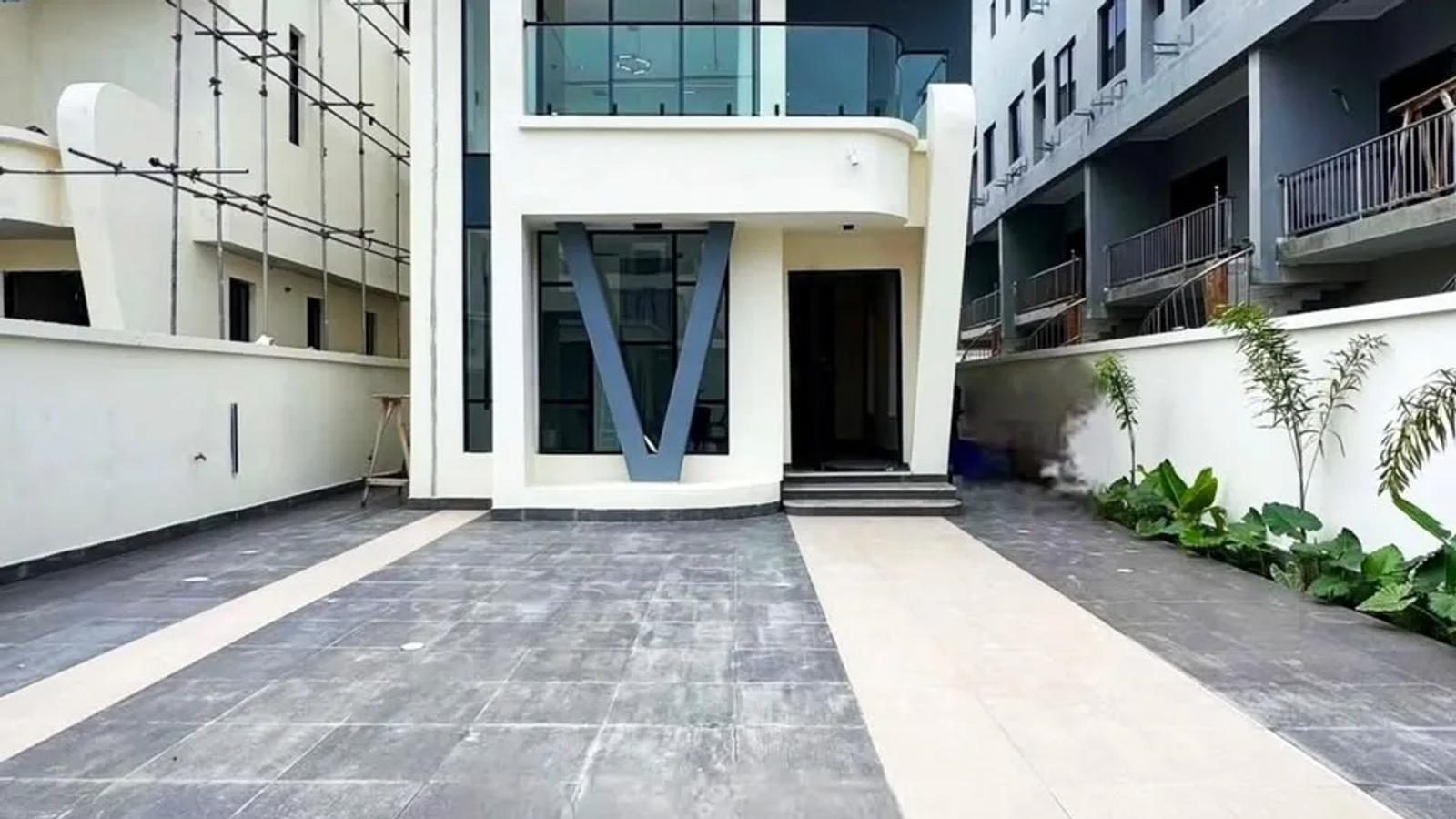 5 Bedroom Fully Detached Duplex