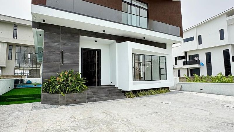 5 Bedroom Fully Detached Duplex