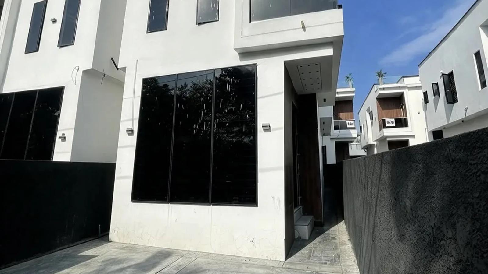 4 BEDROOM FULLY DETACHED DUPLEX