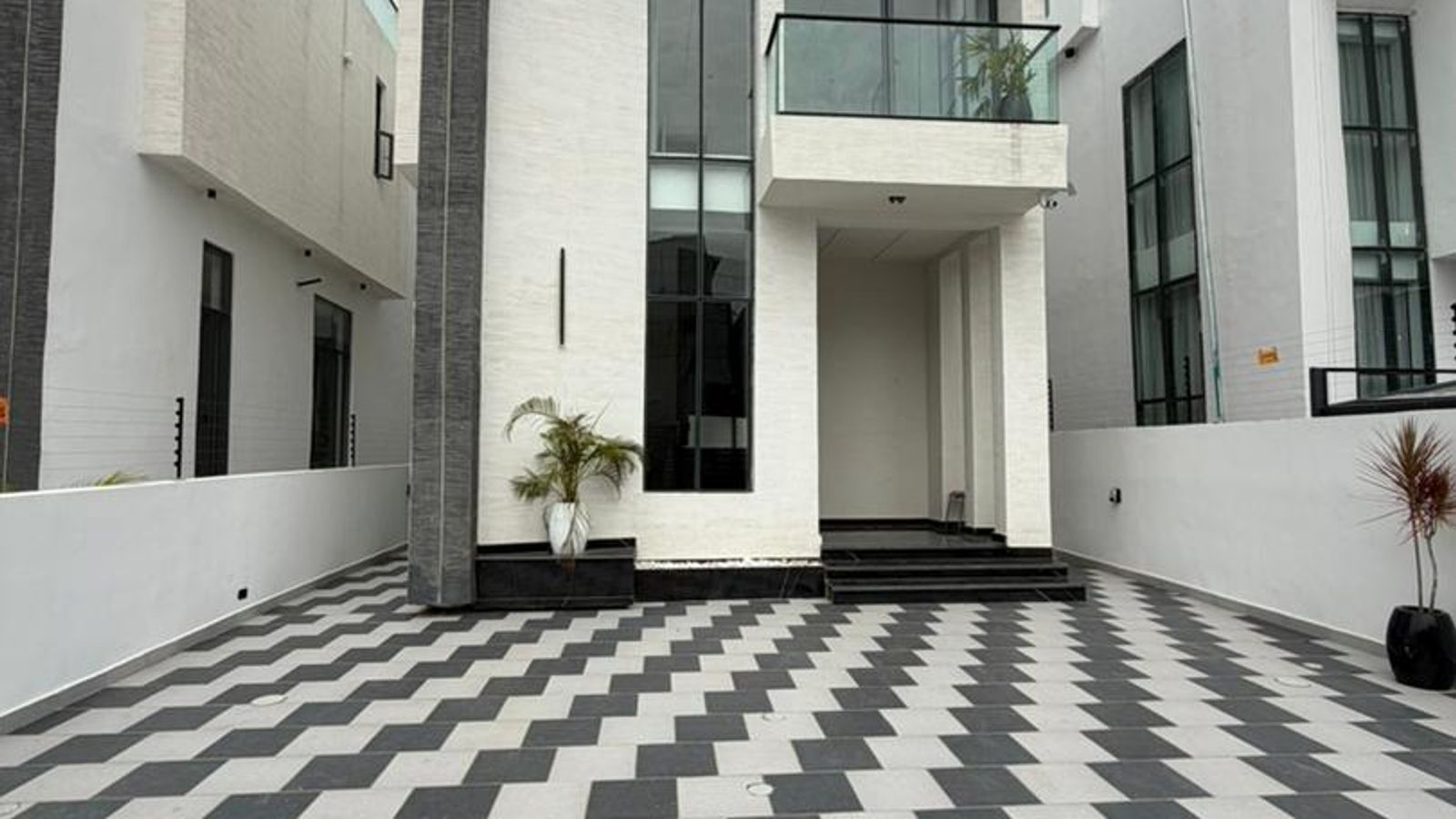 LUXURY 5BEDROOM FULLY DETACHED DUPLEX FOR SALE