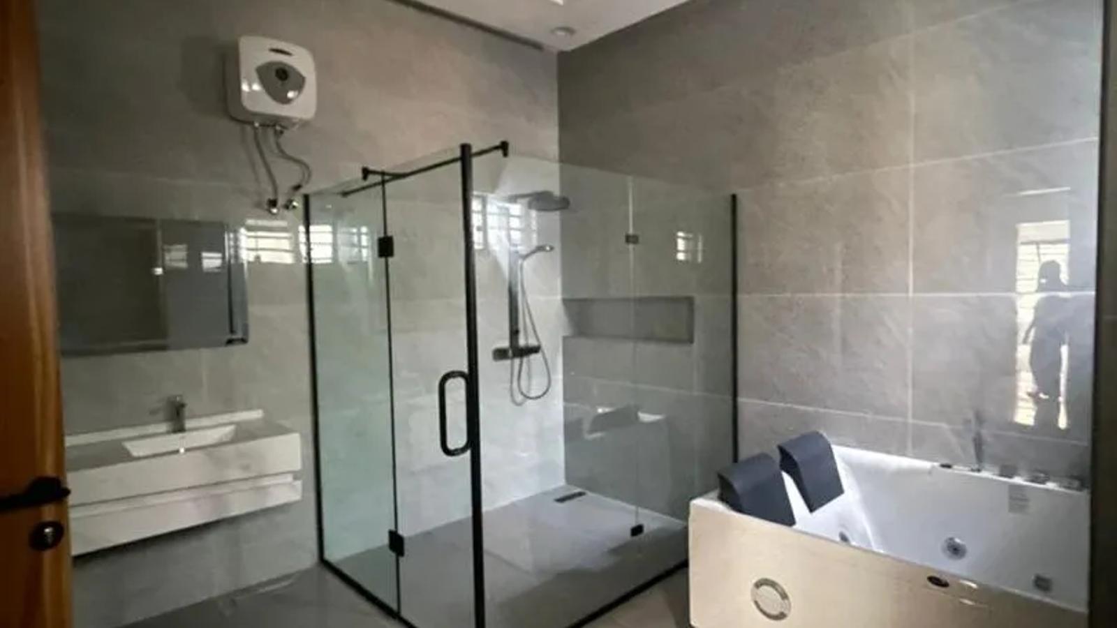 5 Bedroom Fully Detached Duplex