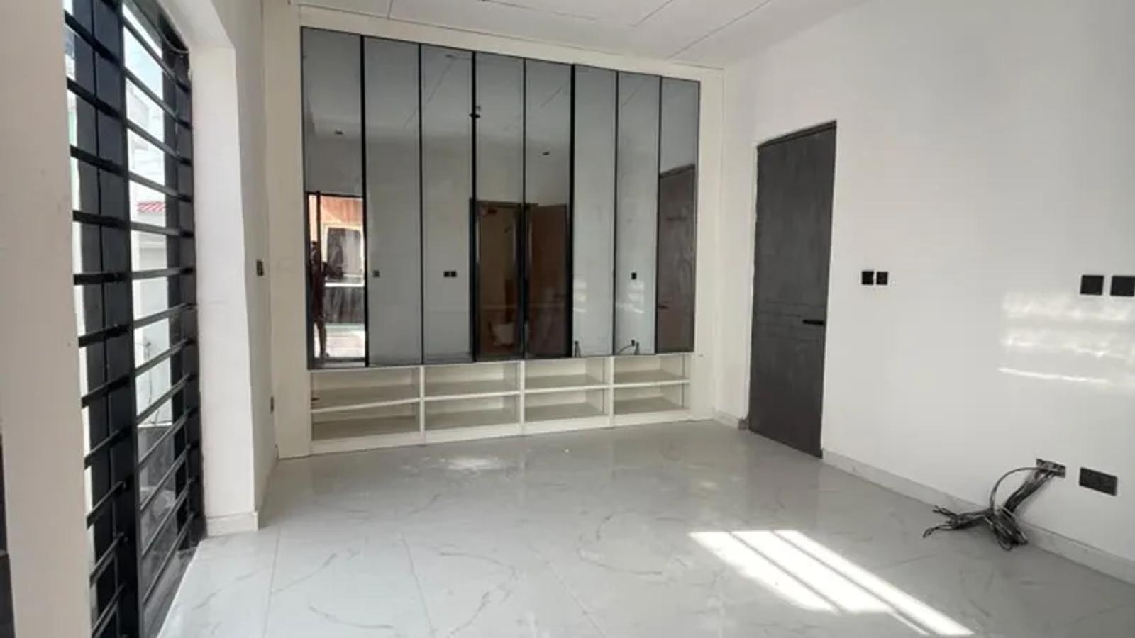 4 BEDROOM FULLY DETACHED DUPLEX