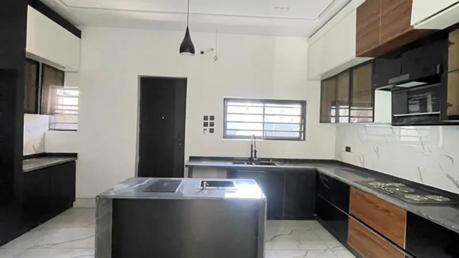 6 Bedroom Fully Detached Duplex