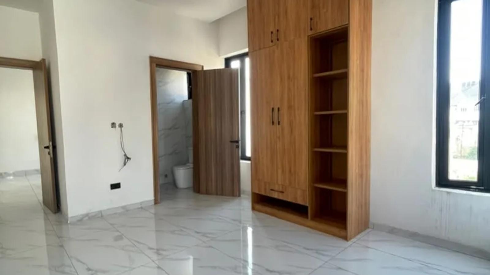 5 Bedroom Fully Detached Duplex