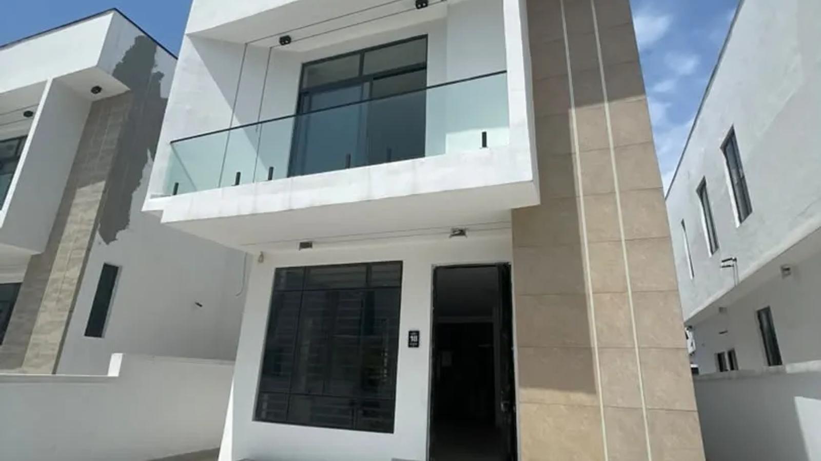 4 BEDROOM FULLY-DETACHED DUPLEX WITH BQ