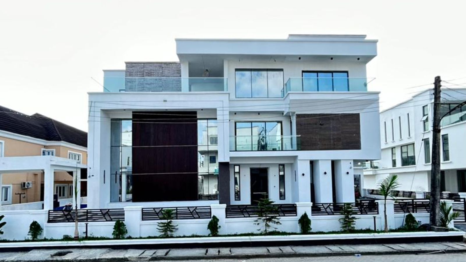 6 Bedroom Fully Detached Duplex