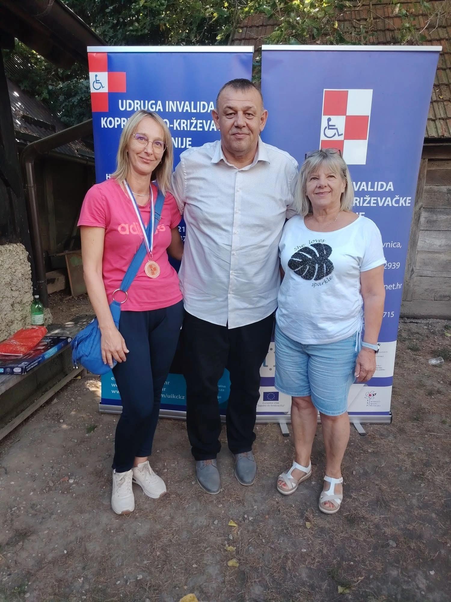 Nikolina Foglec s medaljom i predstavnici udruge na susretu u Ješkovu.