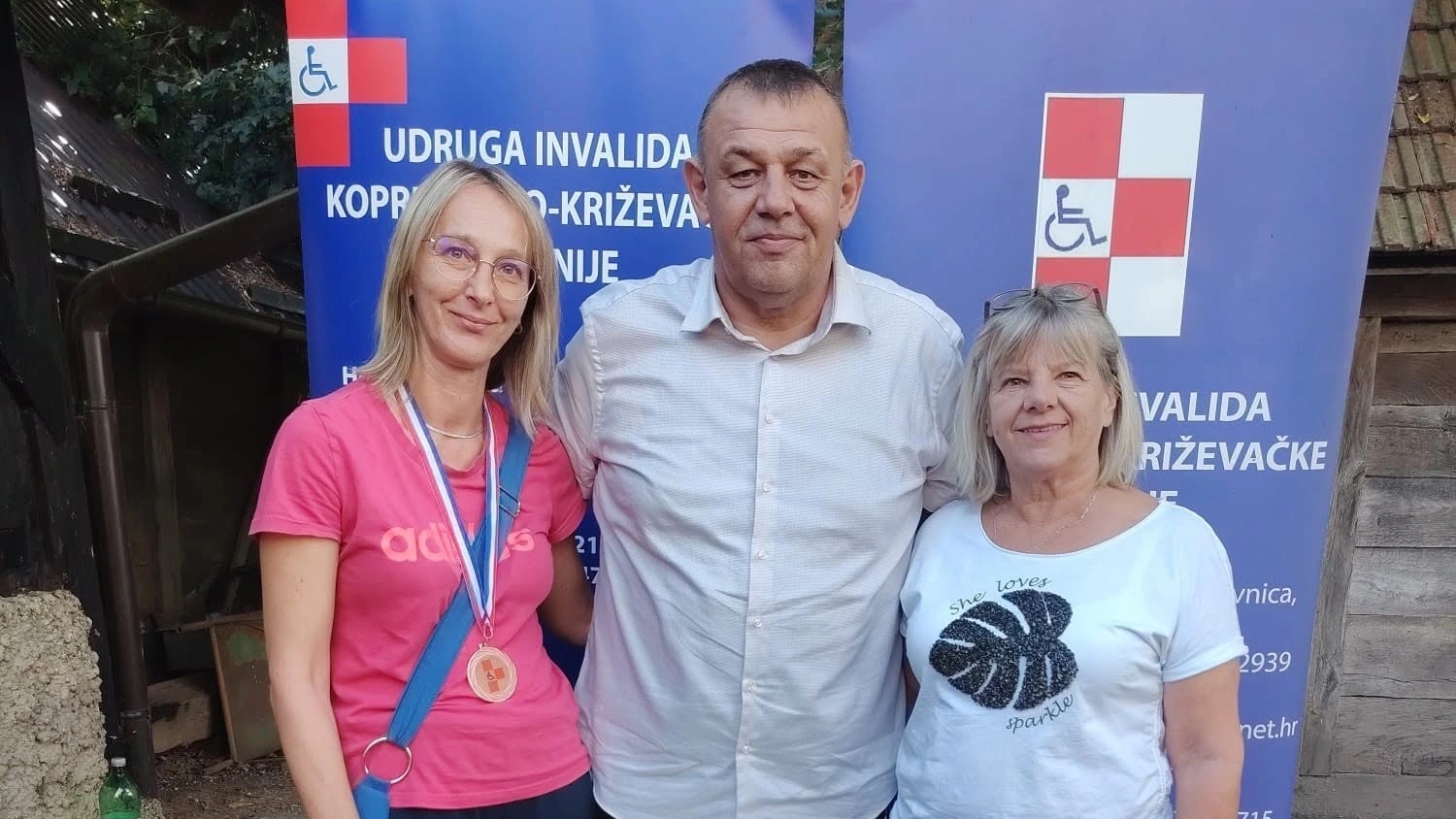 Nikolina Foglec s medaljom i predstavnici udruge na susretu u Ješkovu.