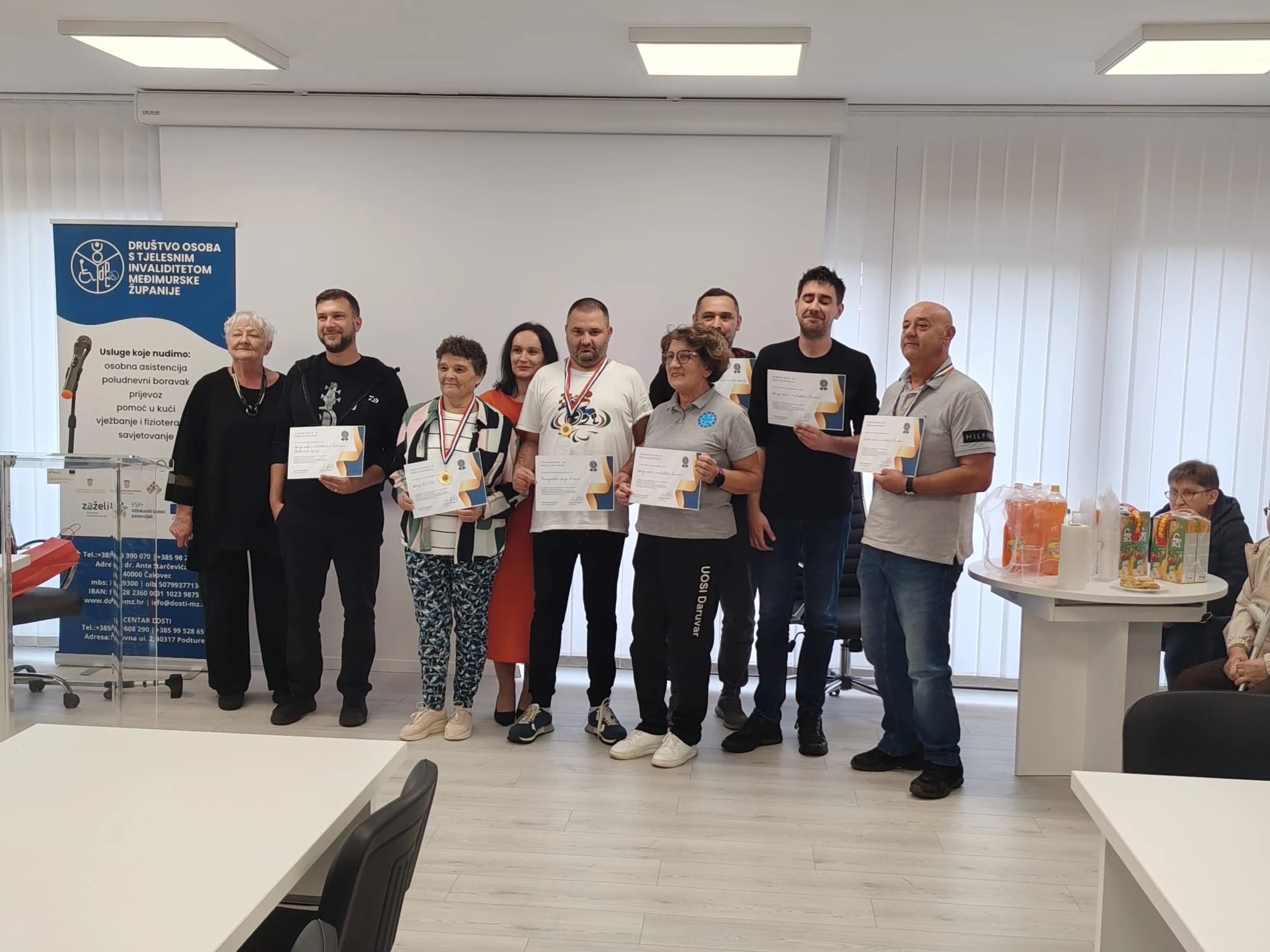 Sudionici susreta Jesen v Međimorjo 2026. s medaljama i priznanjima na zajedničkoj fotografiji u Centru DOSTI.