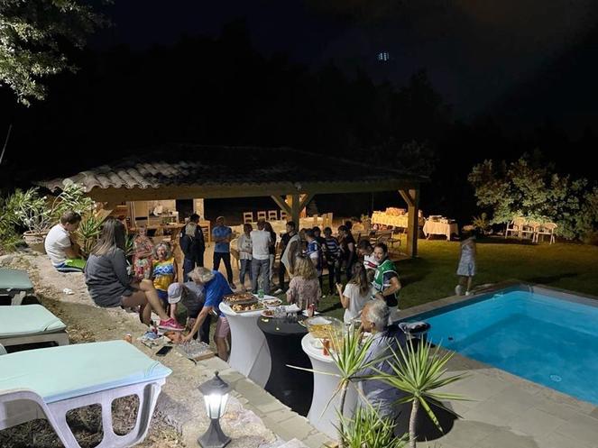 Ambiance soirée festive au bord de la piscine avec jeux de lumières