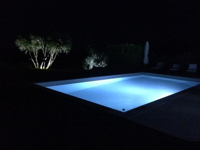 Piscine et pool house illuminés le soir