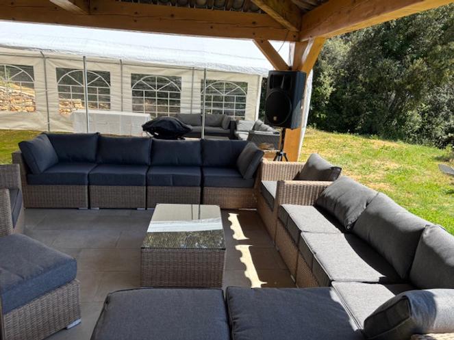 Canapé et coin détente dans le pool house