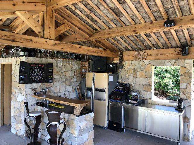 Coin bar du pool house avec frigo américain et lave-verres