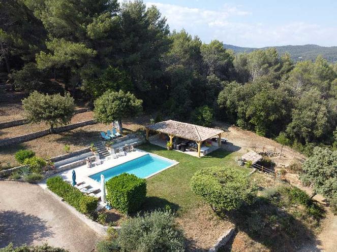 Espace piscine 10x5m avec terrasse et transats — vue aérienne