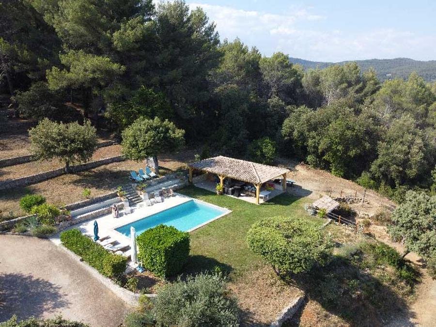 Espace piscine 10x5m avec terrasse et transats — vue aérienne