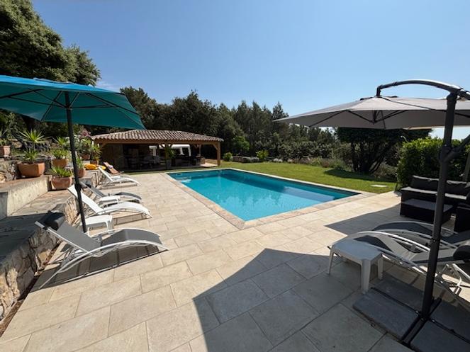 Espace piscine avec transats et parasols