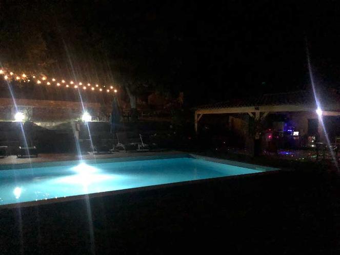 Piscine illuminée en soirée — ambiance festive