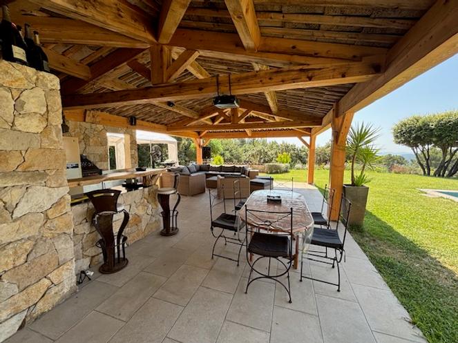 Pool house 60m² avec tables et chaises pour vos événements