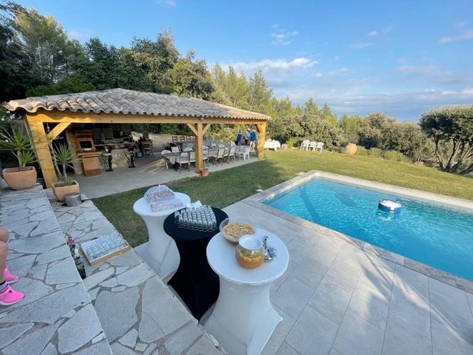 Accueil apéro autour de la piscine