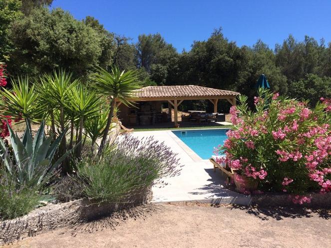 Piscine privée dans un environnement arboré à Draguignan