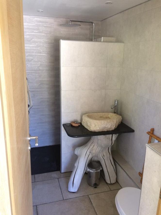 Douche, lavabo et WC — équipements sanitaires du pool house