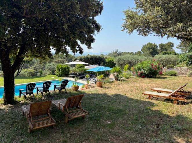 Vue de la piscine et de la terrasse ensoleillée
