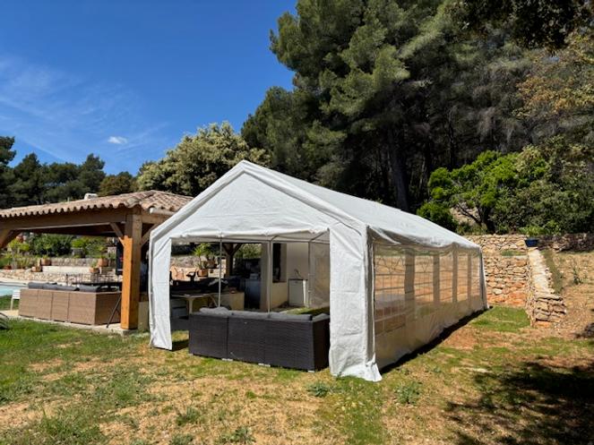 Mode réception — tables dressées dans le pool house pour un mariage ou anniversaire