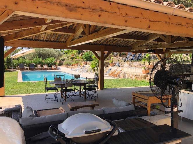 Barbecue à gaz et brumisateur dans le pool house