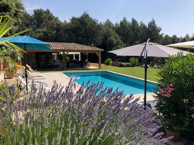 Espace piscine avec vue panoramique sur la nature