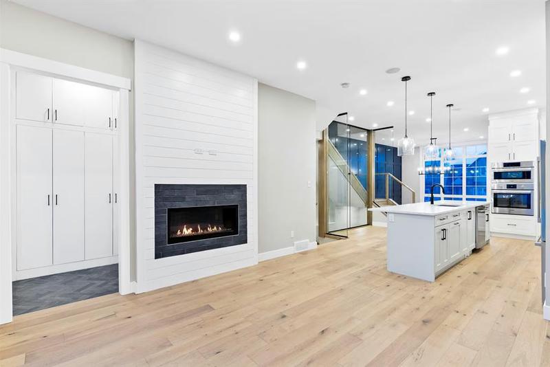 217 & 219 18 Ave NE photo 2